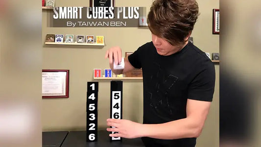 Zauberkünstler führt Smart Cubes Plus Trick mit nummerierten Würfeln und Zauberrequisiten vor.