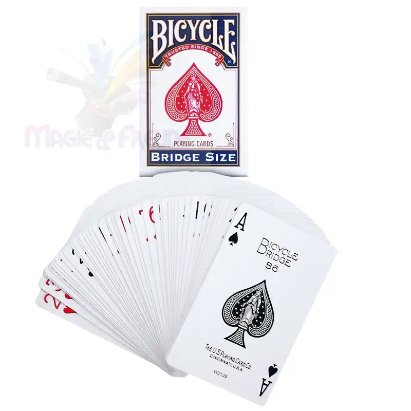 Ein aufgefächertes Deck von Bicycle Bridge Size Spielkarten mit seiner Box.