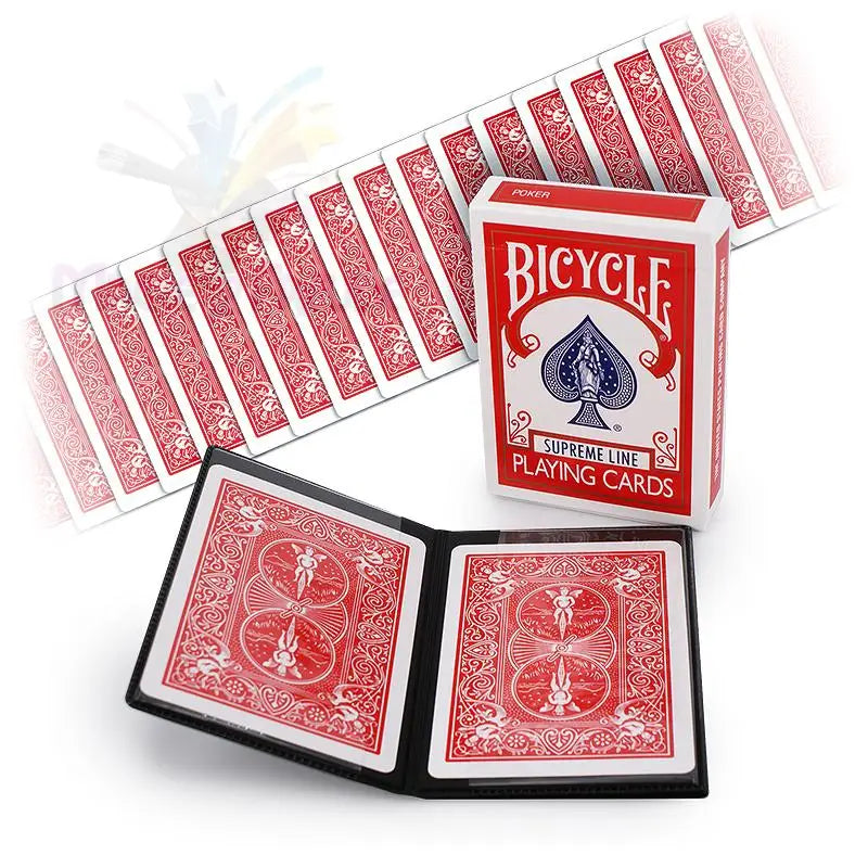 Ein Satz Spielkarten mit roter Rückseite, bestehend aus einem gefächerten Kartenspiel, einer Kartenbox und zwei Karten in einem Halter.