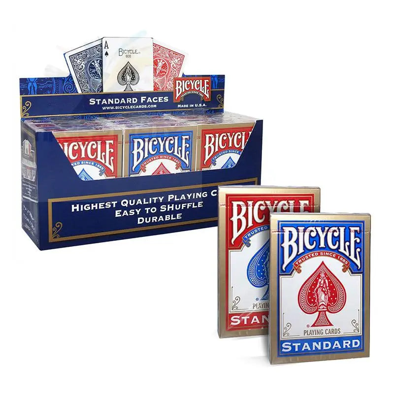 Eine Display-Box mit Spielkarten der Marke Bicycle, mit einzelnen roten und blauen Decks.