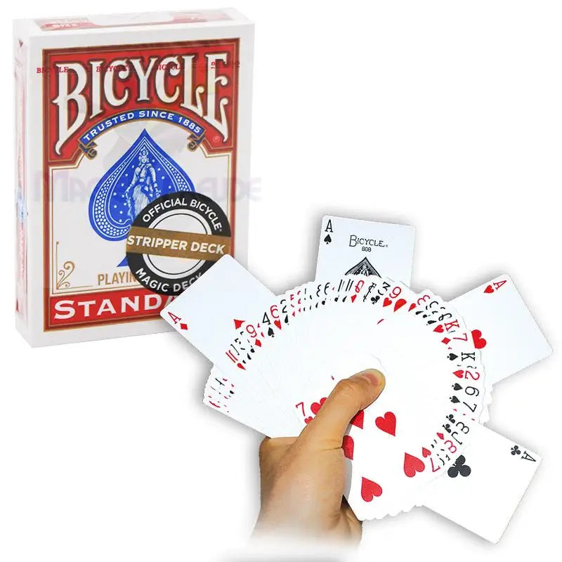 Ein neuer Satz Spielkarten der Marke Bicycle mit der Aufschrift ’Stripper Deck’ wird in einer Hand aufgefächert.