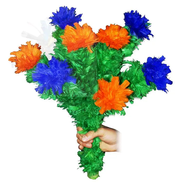 Eine Hand hält einen leuchtend grünen Strauß mit abwechselnd orangefarbenen und blauen federartigen Blüten.