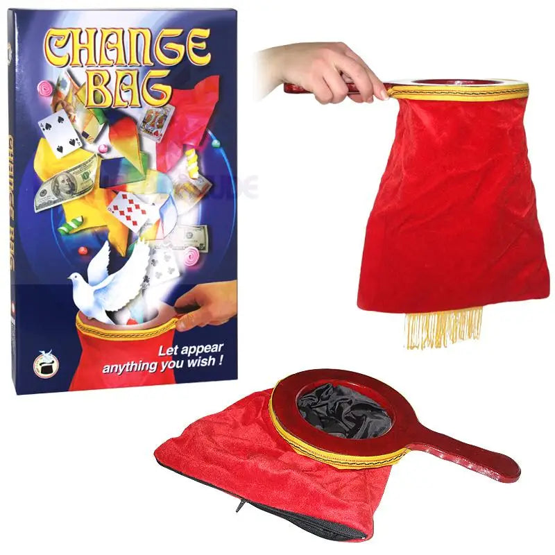 Ein magisches Wickeltaschenset, bestehend aus einer roten Samttasche mit Henkel und einer kleineren, flacheren Version mit Spiegel, zusammen mit der illustrativen Verpackung.