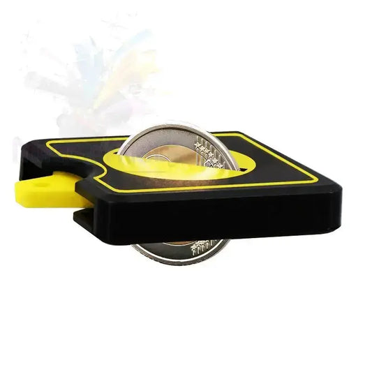 Zaubertrick Requisit, 2-Euro-Münze durch schwarzes, gelbes Trickgerät gesteckt