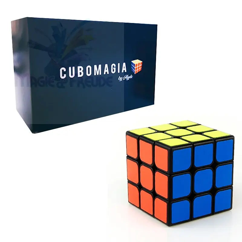 Ein schwarzer Rubik’s Cube mit gelben, orangefarbenen und blauen Flächen, begleitet von seiner dunkelblauen Verpackungsschachtel.