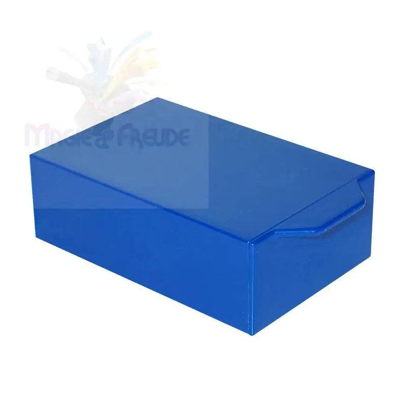 Eine rechteckige blaue Aufbewahrungsbox mit einem integrierten Griff an einem Ende.