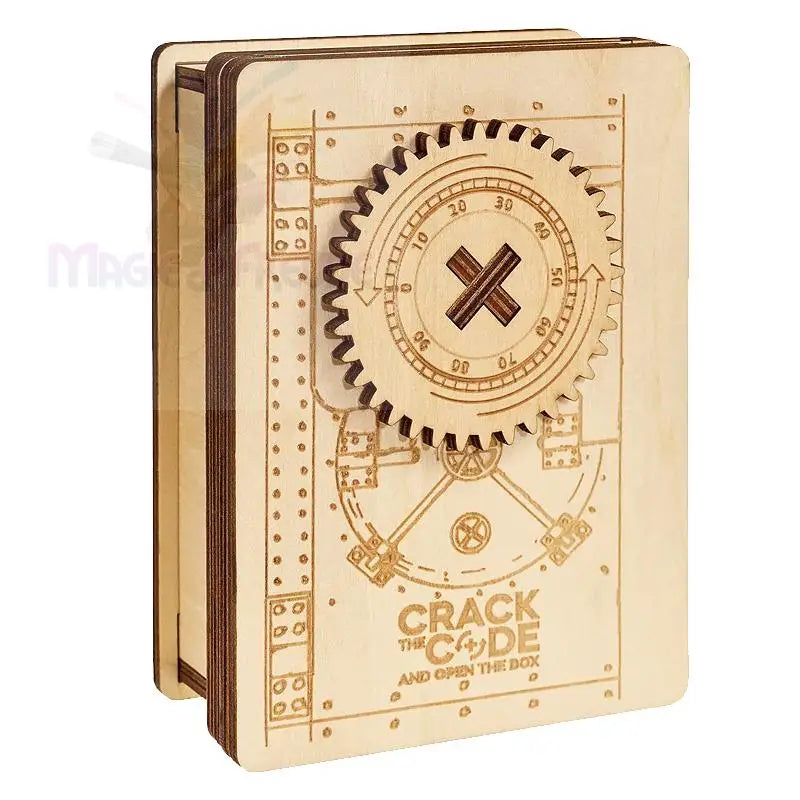 Eine hölzerne Puzzleschachtel, die einem Tresor oder Tresorraum nachempfunden ist, mit einem großen Zahnrad mit Zahlen und einem Kreuz in der Mitte sowie der Aufschrift ’CRACK THE CODE AND OPEN THE BOX’.