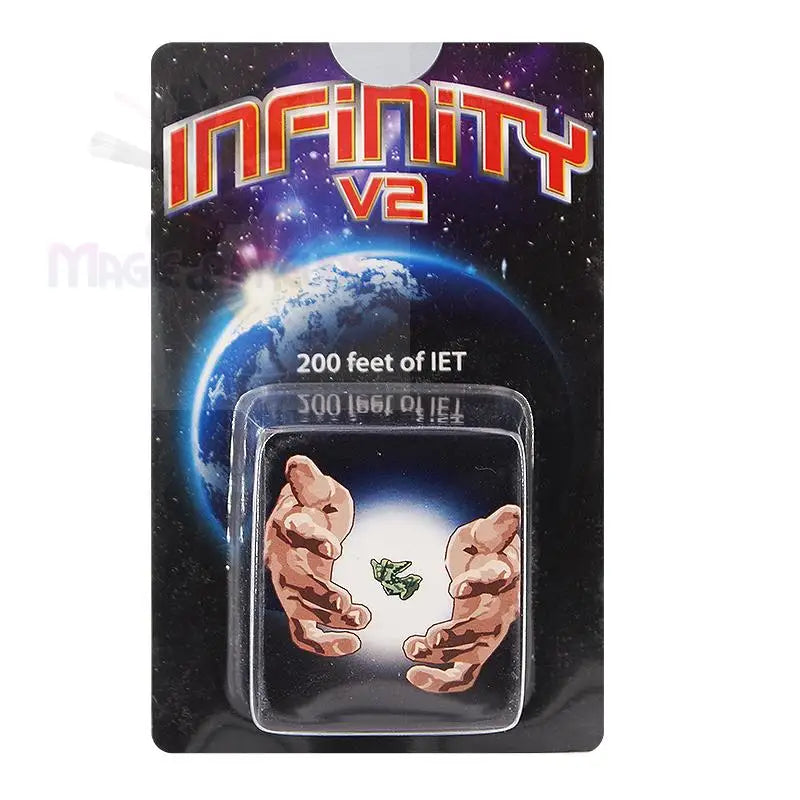 Ein verpacktes Spielzeug oder Sammlerstück mit zwei Händen, die sich nach einer kleinen grünen Figur strecken, mit dem Aufdruck ’INFINITY v2’’ und ’200 feet of IET’ auf der Verpackung.