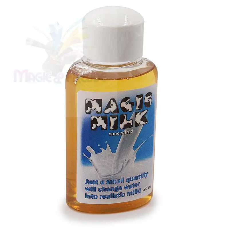Eine durchsichtige Plastikflasche mit einer weißen Kappe, die eine gelbliche Flüssigkeit enthält, die mit ’Magic Milk concentrated’ beschriftet ist und angibt, dass sie Wasser in echte Milch verwandelt.