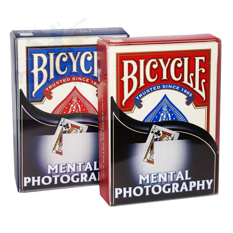 Zwei Decks von Bicycle ’Mental Photography’ Spielkarten, ein blaues und ein rotes.