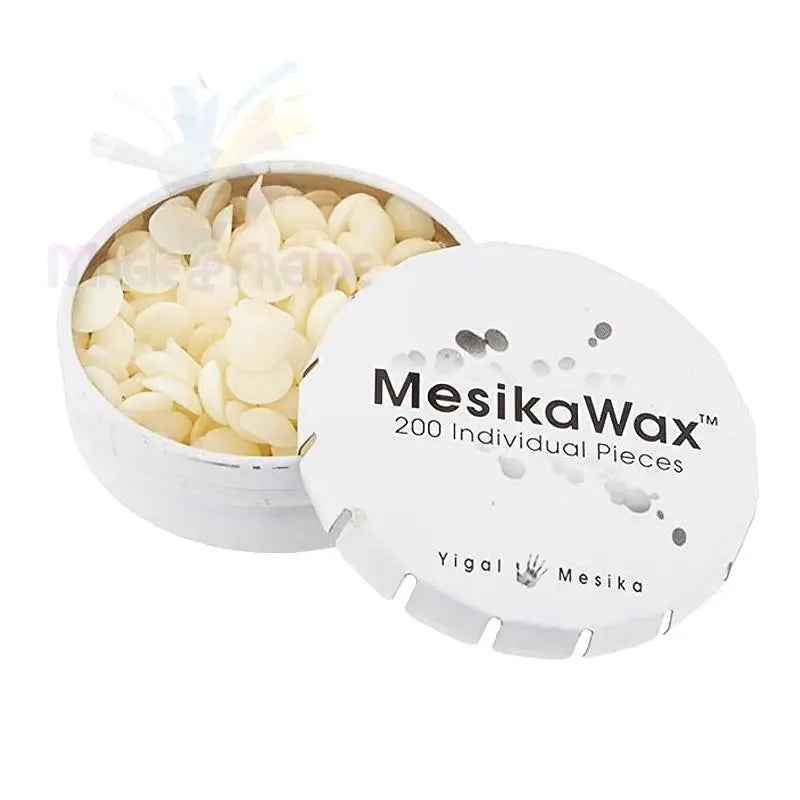 Eine weiße Dose MesikaWax mit 200 kleinen, scheibenförmigen, cremefarbenen Wachsstückchen.