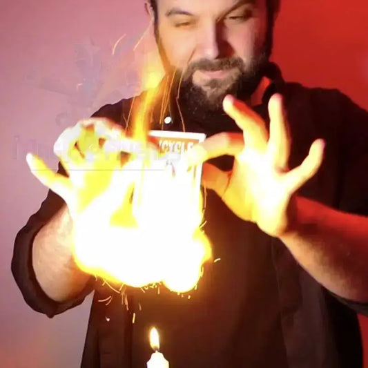 Zauberer führt Kartentrick mit Feuer und Bicycle-Spielkarte vor, magische Trickkunst