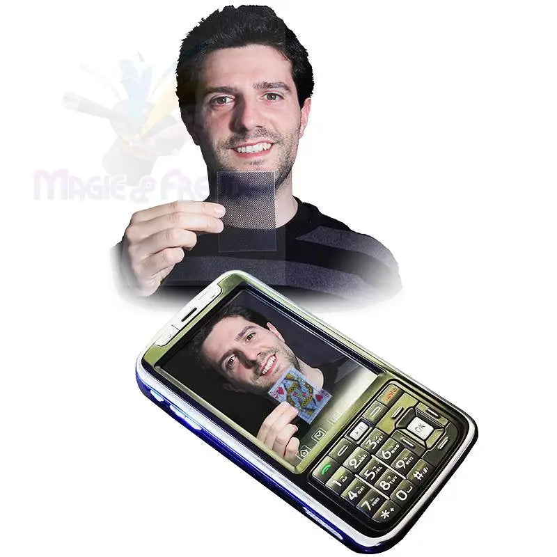 Ein Mann hält eine Spielkarte in der Hand, während sein Bild auf einem Mobiltelefon angezeigt wird.