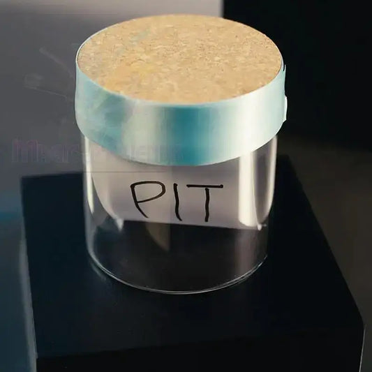 Transparente Zauberrequisite mit Korkdeckel und dem Schriftzug 'PIT', geeignet für Zaubertricks