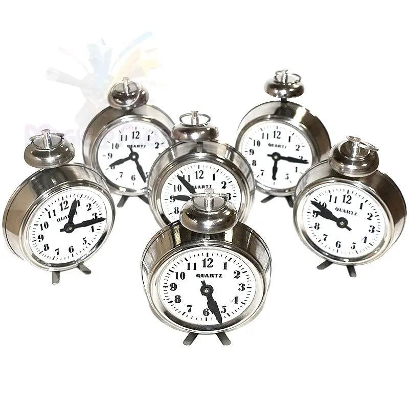 Set aus sieben glänzenden, silberfarbenen Quarzweckern.