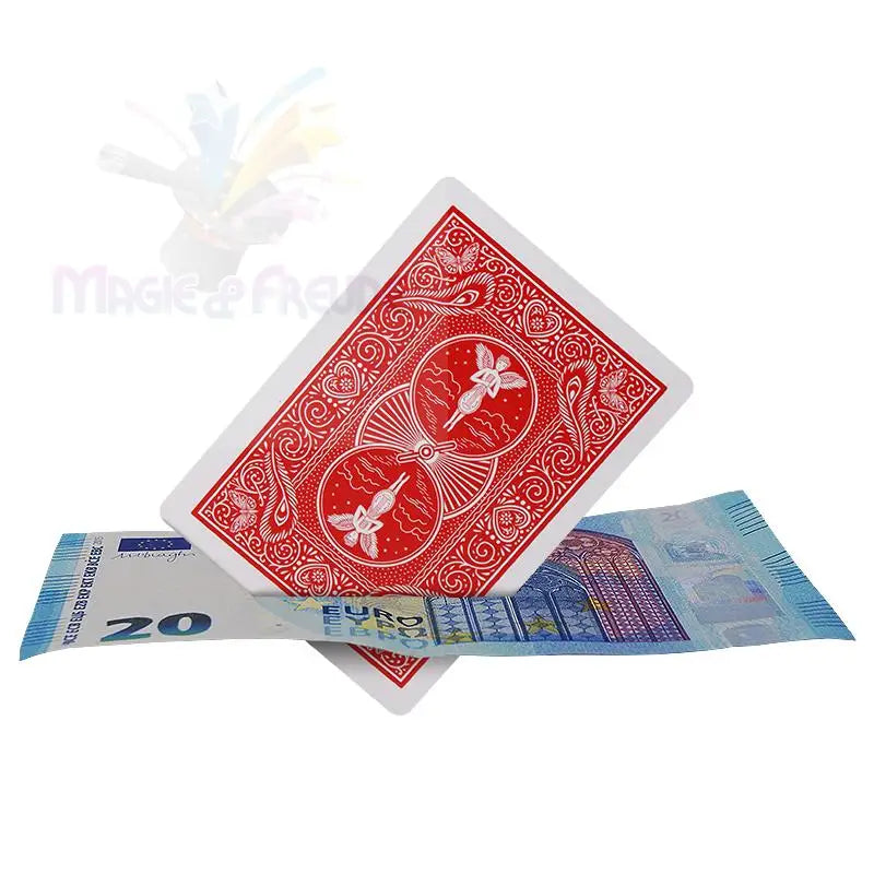 Eine Spielkarte mit rotem Hintergrund, die auf einer Zwanzig-Euro-Banknote liegt.