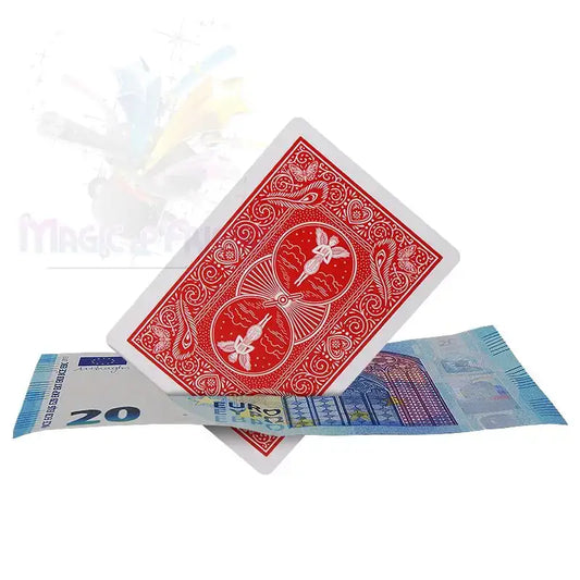 Zaubertrick mit roter Spielkarte und gefalteter 20-Euro-Banknote auf weißem Hintergrund