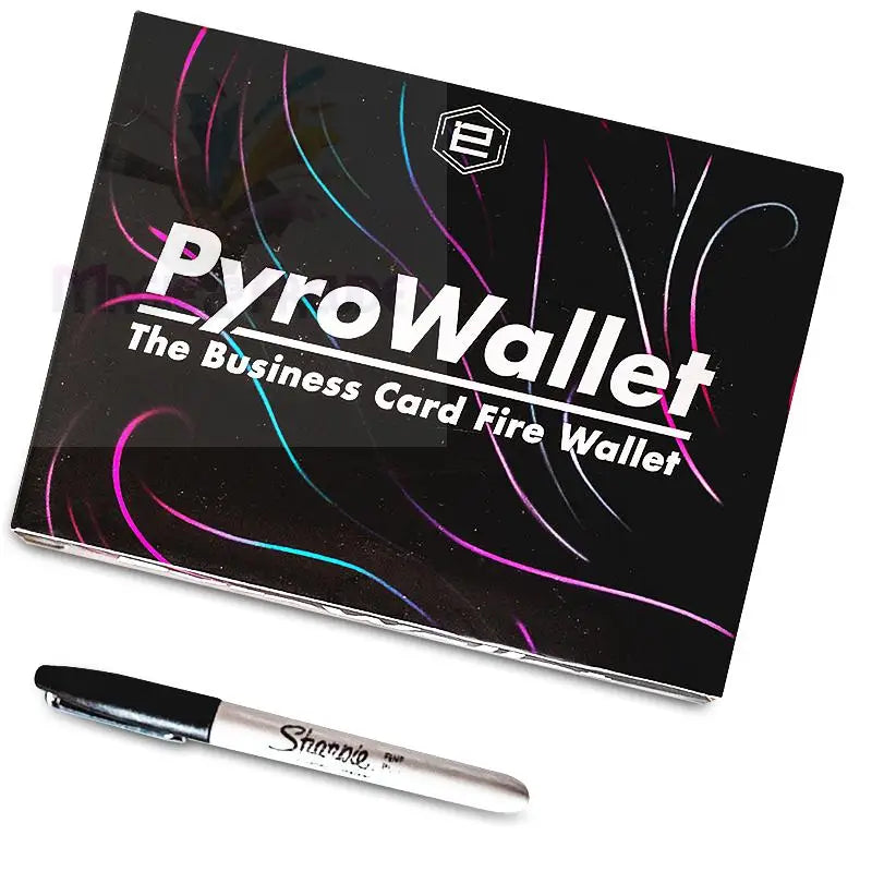 Ein schwarzes Portemonnaie mit dem Aufdruck ’PyroWallet’ und ’The Business Card Fire Wallet’, daneben ein silberner Sharpie-Marker.