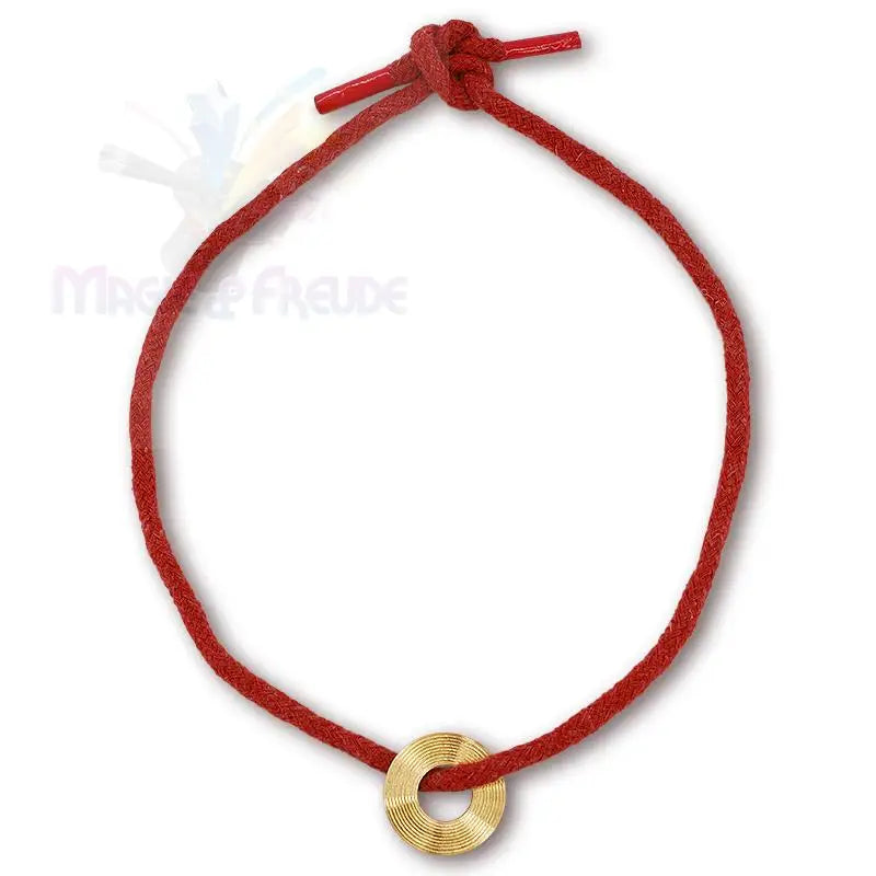 Rotes Kordelarmband mit einem goldenen Ringanhänger.