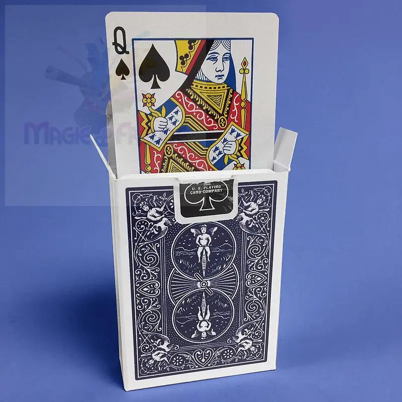 Ein teilweise geöffnetes Spiel mit blauen Spielkarten, bei dem die Pik-Dame sichtbar ist.