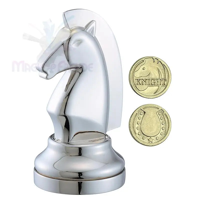 Eine polierte silberne Schachfigur mit zwei goldfarbenen Spielsteinen.