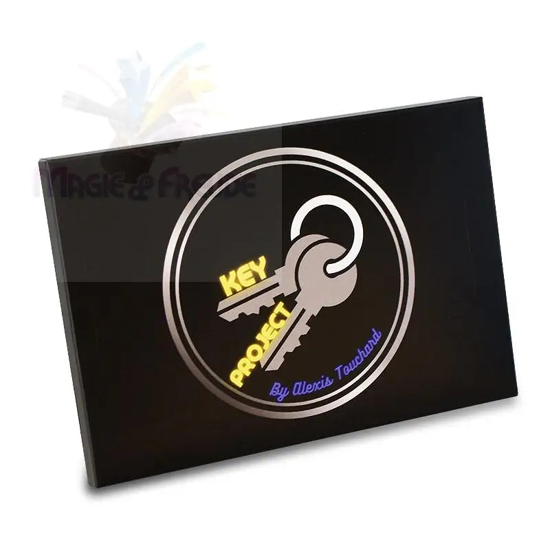 Eine schwarze, rechteckige Box mit einem runden, silberfarbenen Logo mit zwei Schlüsseln und dem Text ’KEY PROJECT’.