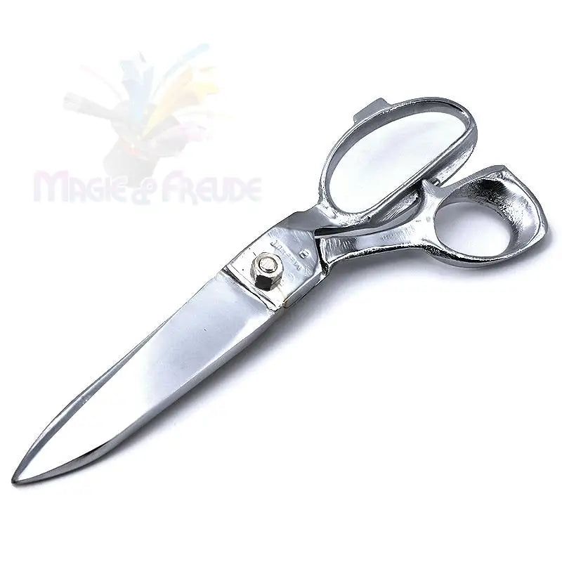 Eine silberfarbene Schneiderschere in Profiqualität mit scharfer Klinge und ergonomischen Griffen.
