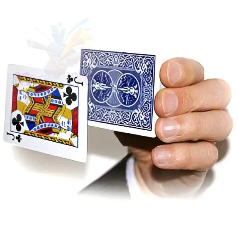 Eine Hand mit zwei Spielkarten, eine aufgedeckt und eine verdeckt, die zu schweben scheinen.