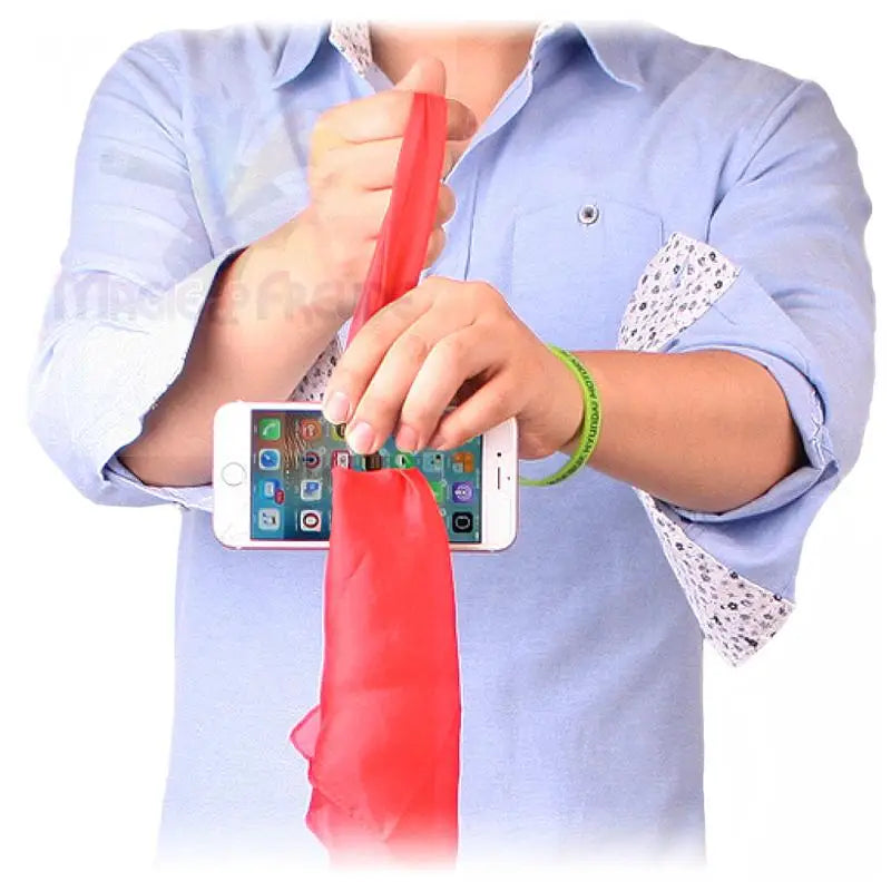 Eine Person hält ein Smartphone, das an einem roten Armband befestigt ist.