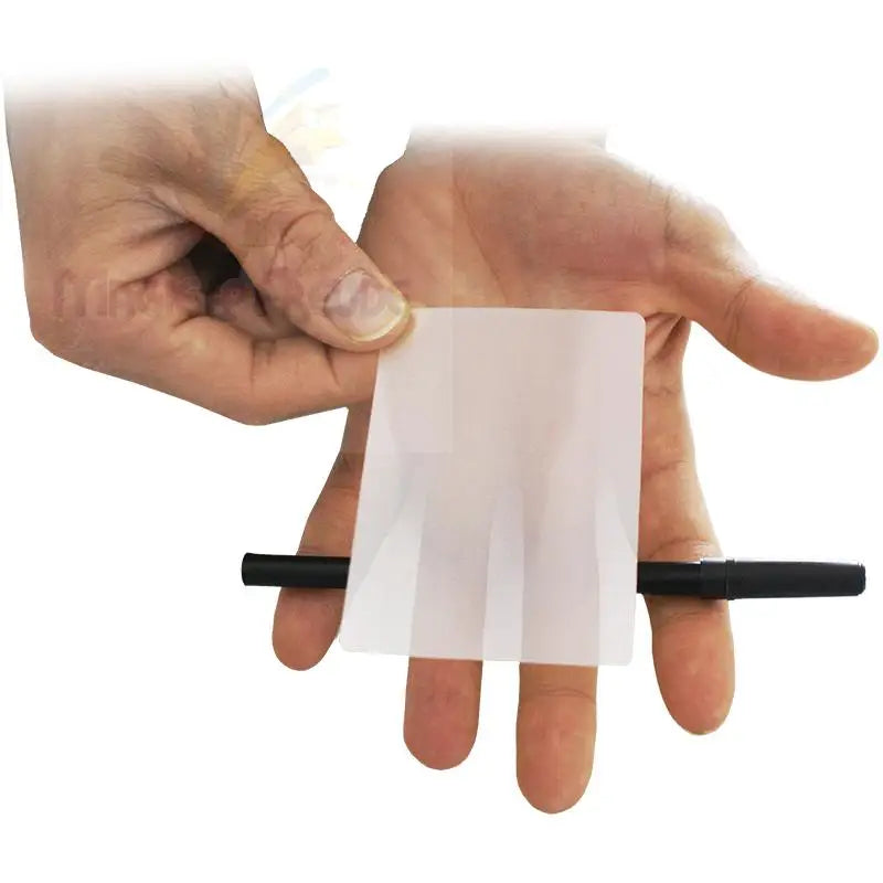Eine durchsichtige Plastikkarte mit einem Schlitz für einen Stift, die von zwei Händen gehalten wird.