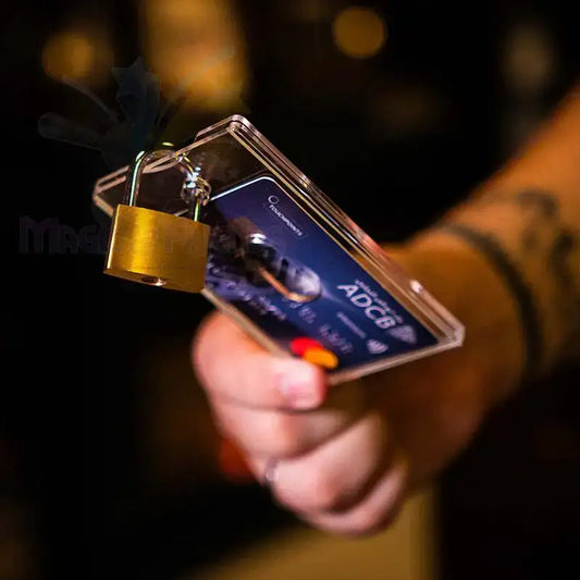 Nahaufnahme einer Kreditkarte in Klarsichthülle, gesichert mit Vorhängeschloss, für Zaubertricks