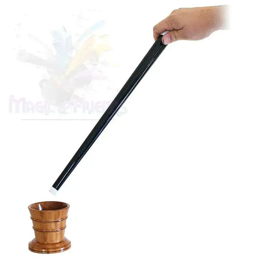 Magier hält Zauberstab über Holzkelch, Requisiten für Zaubertricks und Magie