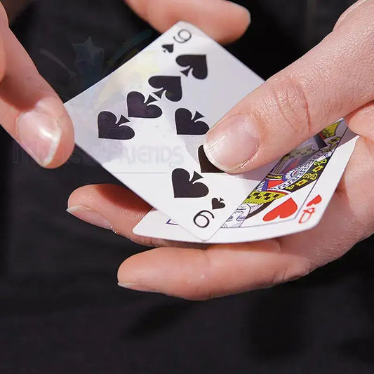 Magier zeigt Spielkarten für Kartentrick, Nahaufnahme, Zaubertricks Requisiten