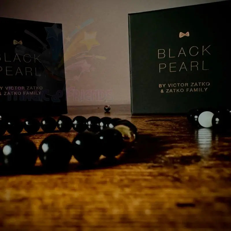 Magiertrick Black Pearl mit schwarzen Perlen, Verpackung auf Holztisch, Zauberzubehör