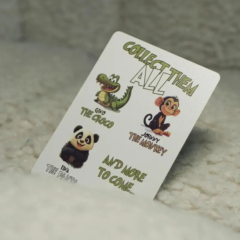 Sammelkarte mit niedlichen Comic-Tieren: Krokodil, Affe und Panda auf Teppichboden