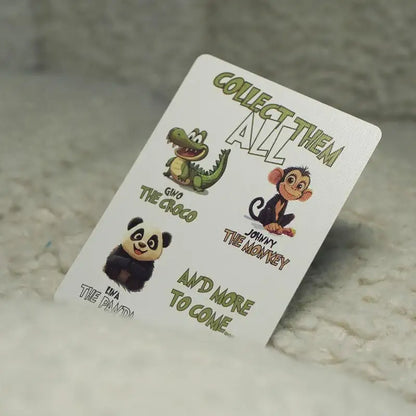 Sammelkarte mit niedlichen Comic-Tieren: Krokodil, Affe und Panda auf Teppichboden