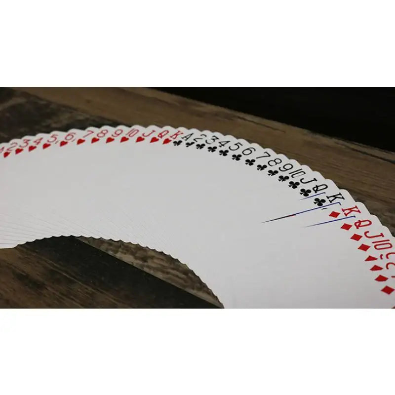 Fächer aus Spielkarten für Zaubertricks, auf Holztisch ausgebreitet