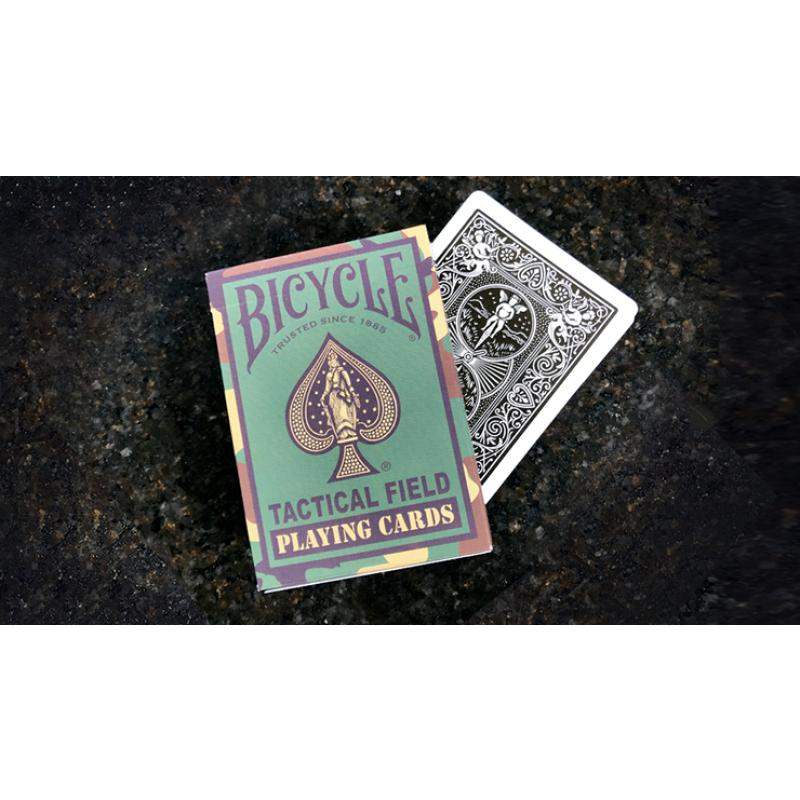 Bicycle Tactical Field Spielkarten mit Camouflage-Design auf dunklem Untergrund