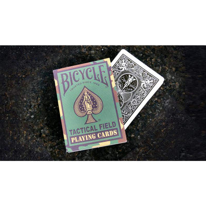 Bicycle Tactical Field Spielkarten mit Camouflage-Design auf dunklem Untergrund