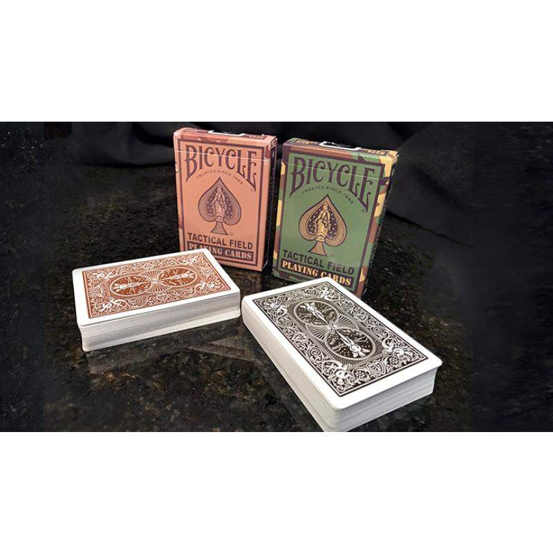 Bicycle Tactical Field Spielkarten in zwei Decks, rot und schwarz, auf dunklem Untergrund