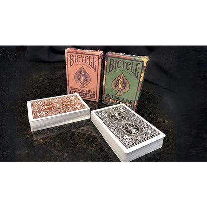 Bicycle Tactical Field Spielkarten in zwei Decks, rot und schwarz, auf dunklem Untergrund