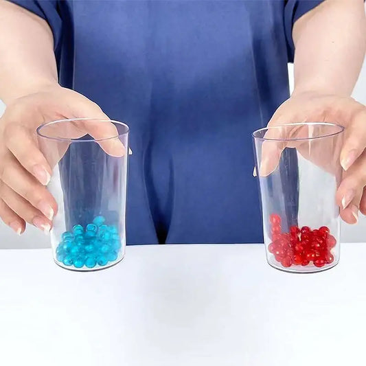 Zwei Gläser mit blauen und roten Zauberkugeln, ideales Zaubertrick-Requisit für Kinder