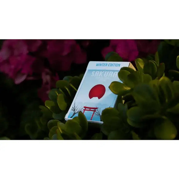 Sakura Winter Edition Kartenspiel in Pflanzen, magisches Design mit rotem Torii und Sonne