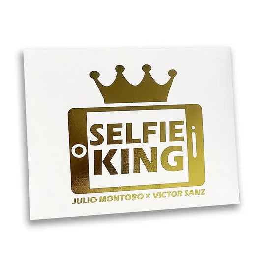 Weiße Zaubertrick-Verpackung mit goldener Krone und Aufschrift Selfie King