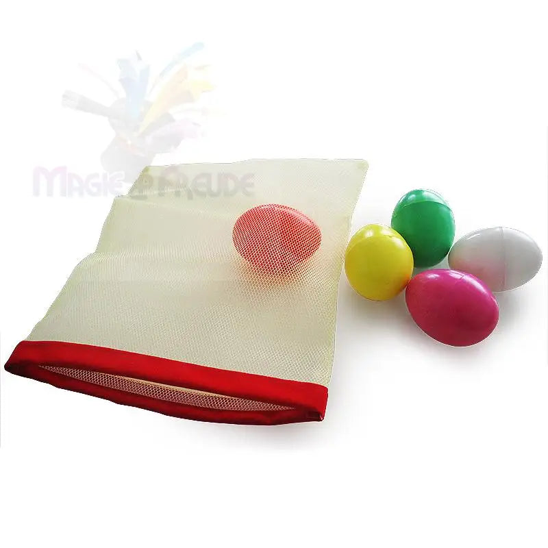 Eine weiße Ostereiertüte mit rotem Rand, die ein rotes Plastikei und vier weitere Plastikeier (gelb, grün, rosa, weiß) enthält.