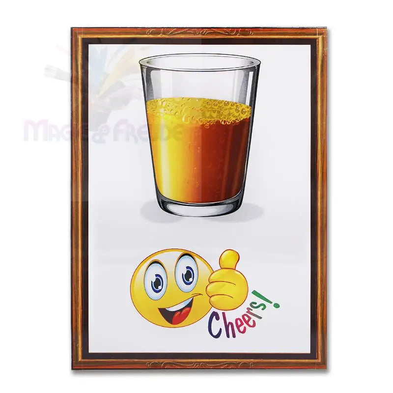 Der gerahmte Druck zeigt ein Glas mit orangefarbener und brauner Flüssigkeit mit einem gelben Schaumstoffdeckel und einem gelben Smiley-Emoji, das den Daumen nach oben streckt und darunter das Wort ’Cheers!’ schreibt.