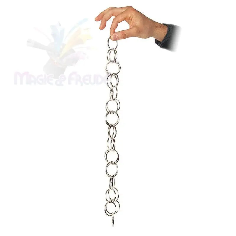 Eine Hand, die eine Kette aus zahlreichen ineinander greifenden Silberringen hält.