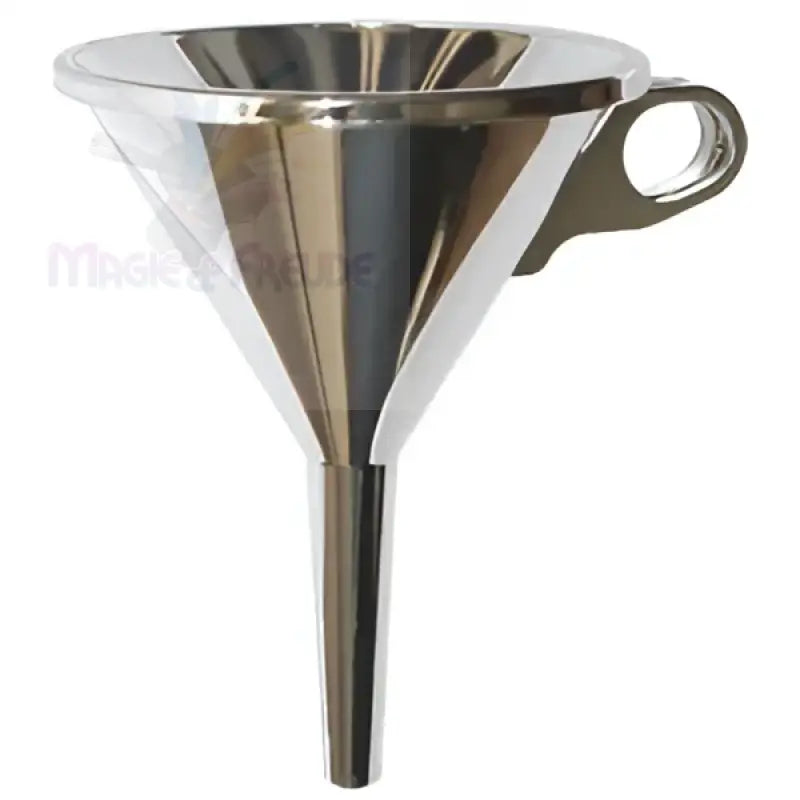 Metallisch glänzender Trichter mit einem Griff.