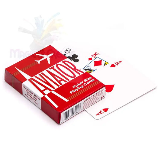 Eine rote Schachtel mit Poker Size Aviator Spielkarten mit mehreren aufgefächerten Karten.