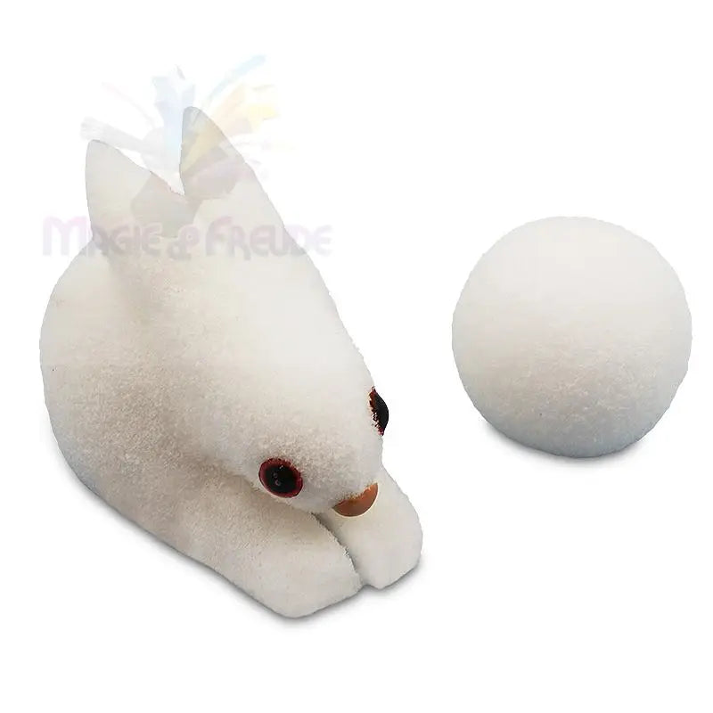 Ein weißes Plüschkaninchen mit roten Augen und einem kleinen, weißen, flauschigen Ball.
